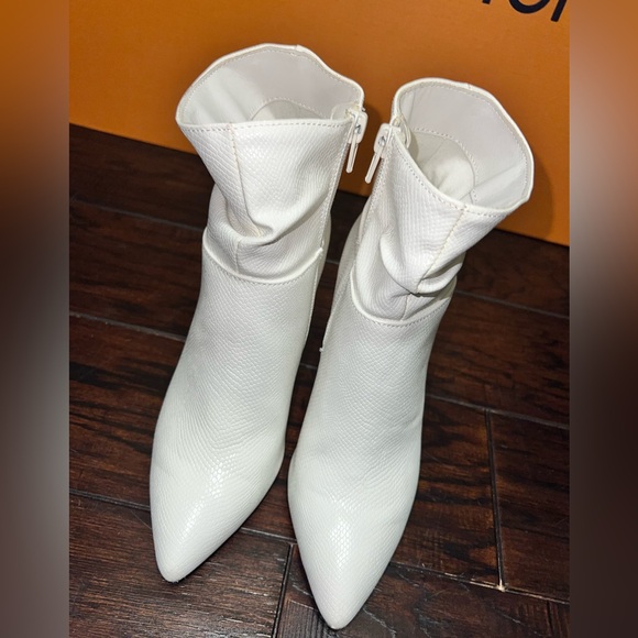 White heel boots - Picture 1 of 4